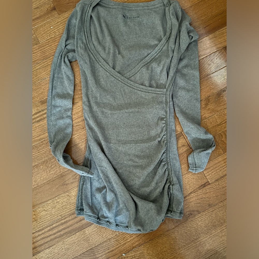 Long Sleeve Tee - EUC Size Small - Ruched  Waist V Neck  Ruched Sleeve